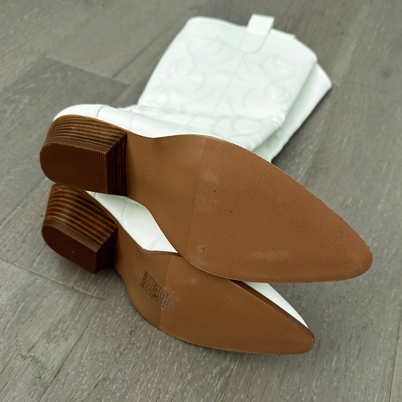 NWOT white western style cowboy boots - Picture 2 of 3